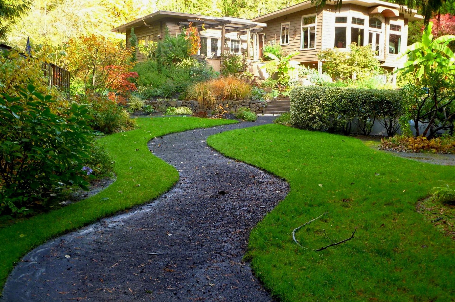 Blick auf ein Haus mit Garten