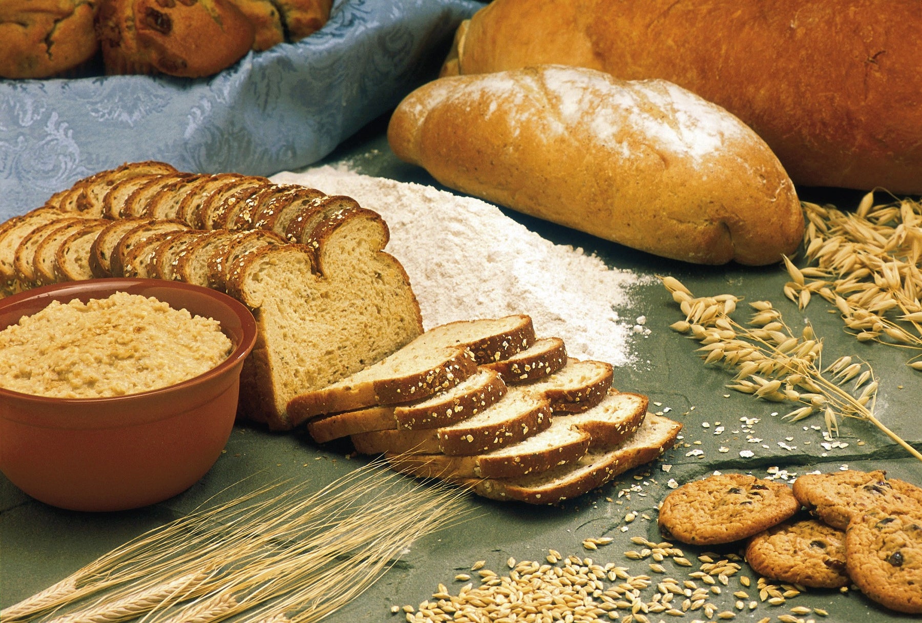 Mehl, Brot und Kekse auf einer Küchenplatte