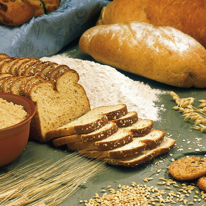 Mehl, Brot und Kekse auf einer Küchenplatte