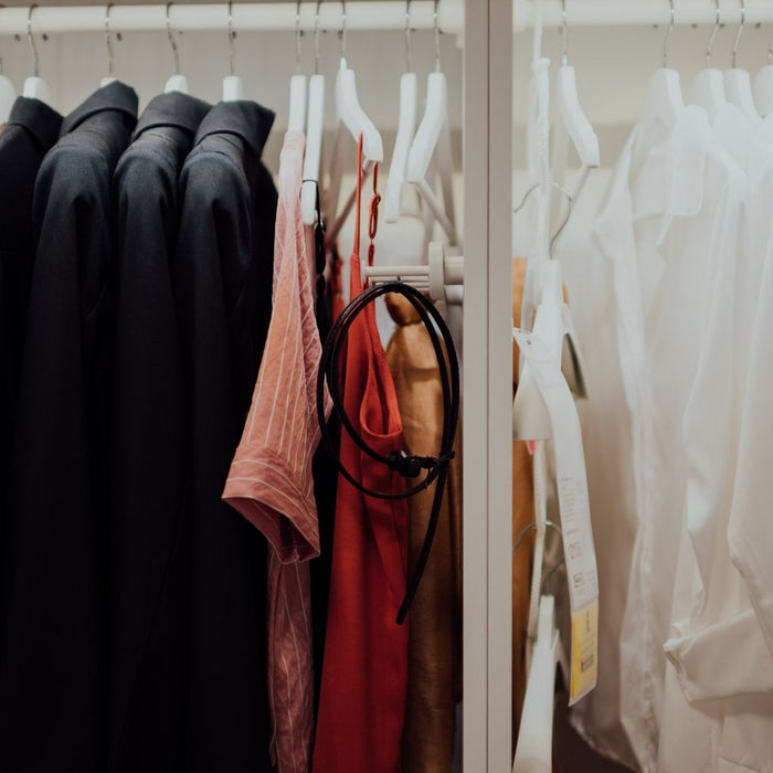 Kleider an einer Kleiderstange