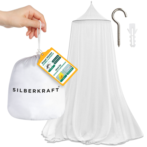 Eine Hand hält den Verpackungssack des Silberkraft Moskitonetzes. Im Hintergrund ist das aufgespannte Netz, ein Dübel und ein Wandhaken zu sehen.