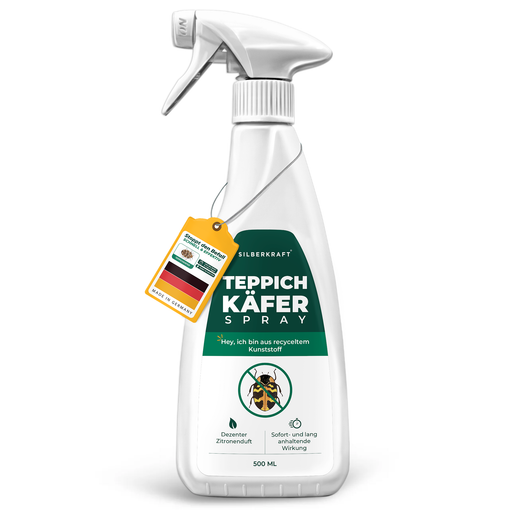 Weiße Sprühflasche mit grünem Etikett, „Teppichkäferspray“-Aufschrift, recyceltes Kunststoffsymbol und ein Label „Made in Germany“.