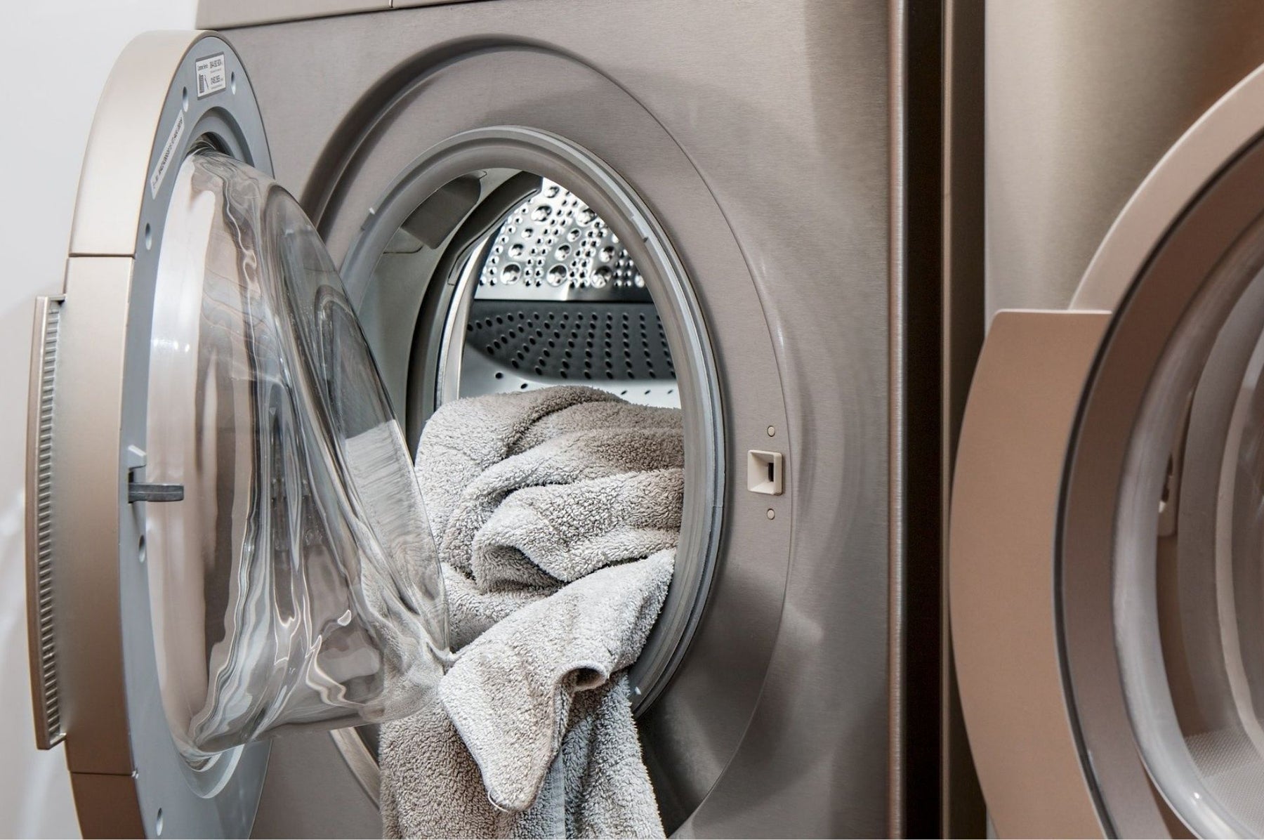 Waschmaschine mit frischer Wäsche
