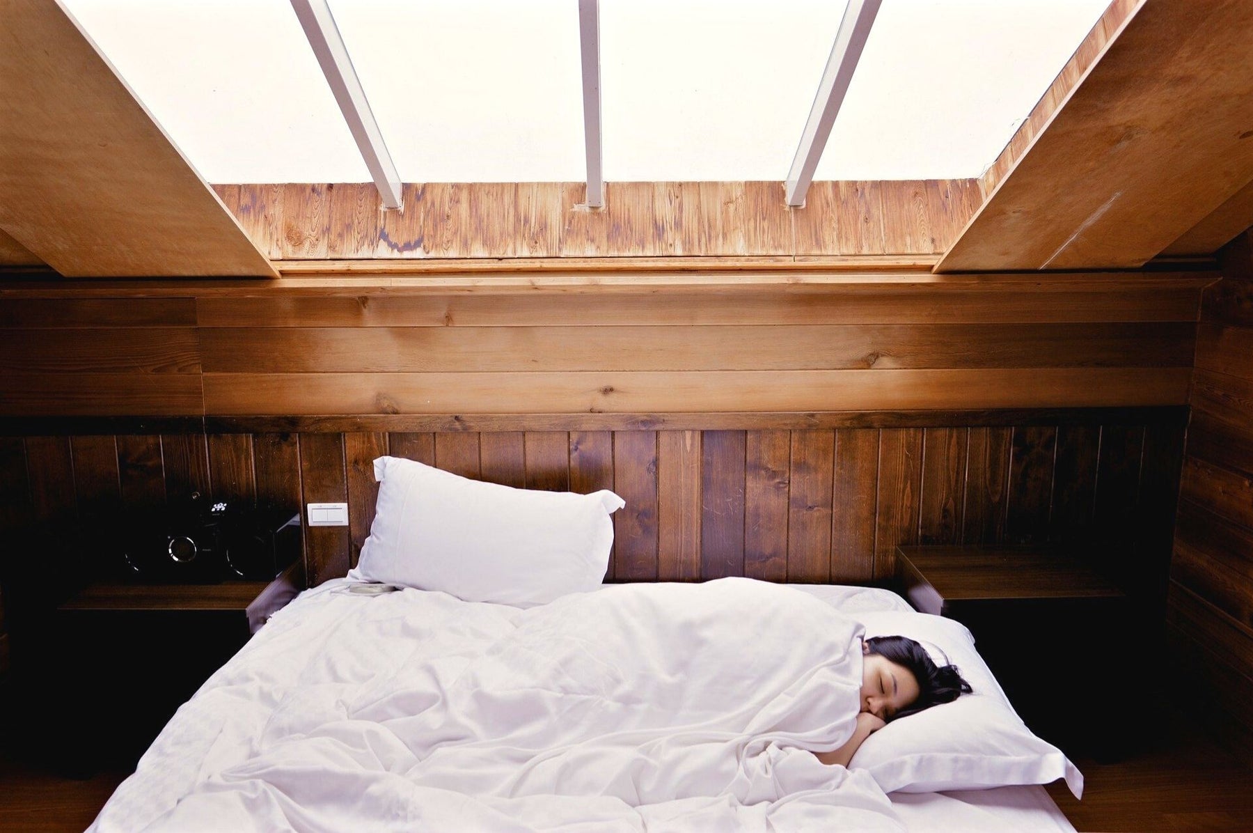 Eine Frau liegt schlafend in einem Bett