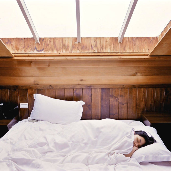 Eine Frau liegt schlafend in einem Bett