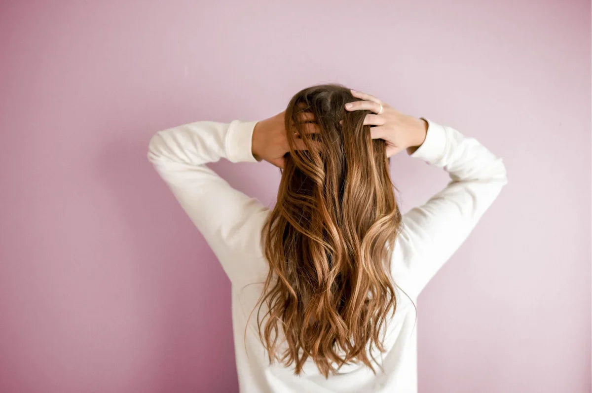 Eine Frau fasst sich in die Haare